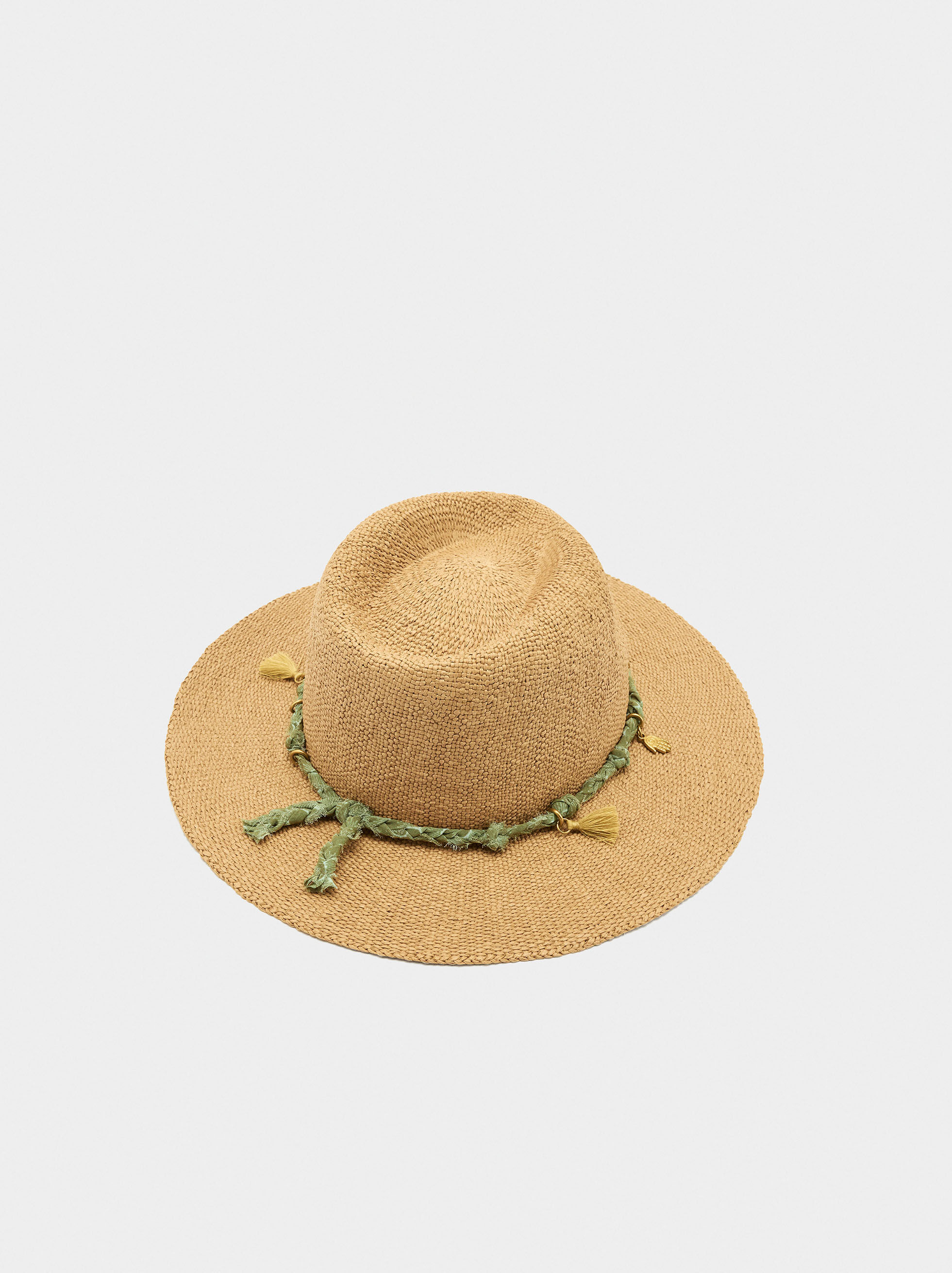 Hatt i röd färg med rep och charm