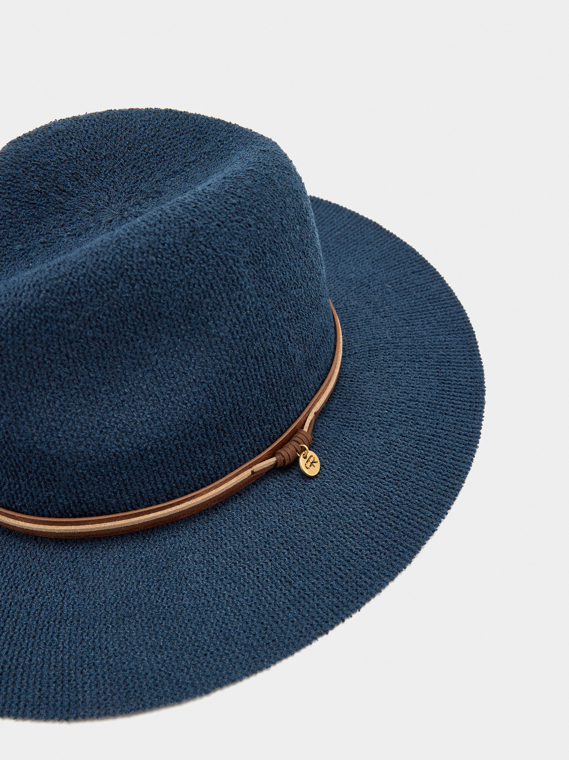 Nätgrönt hatt med remmar i läderlook