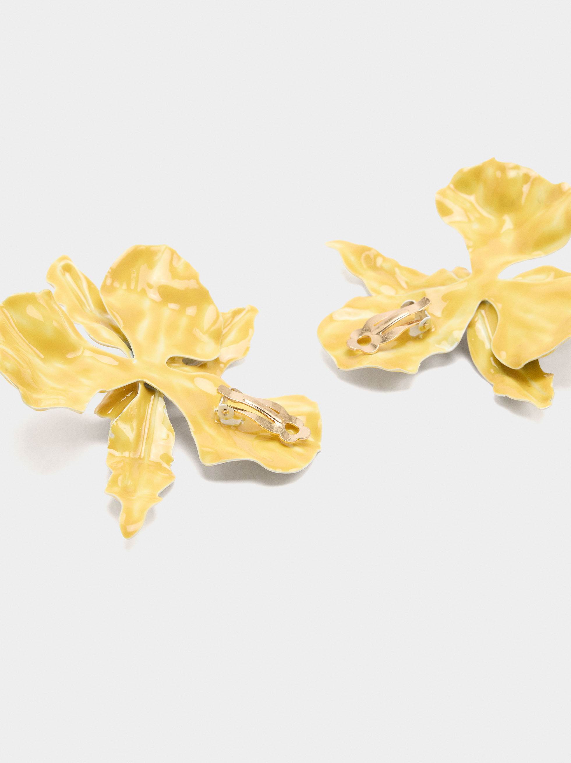 Maxiarmband med blomst och lack