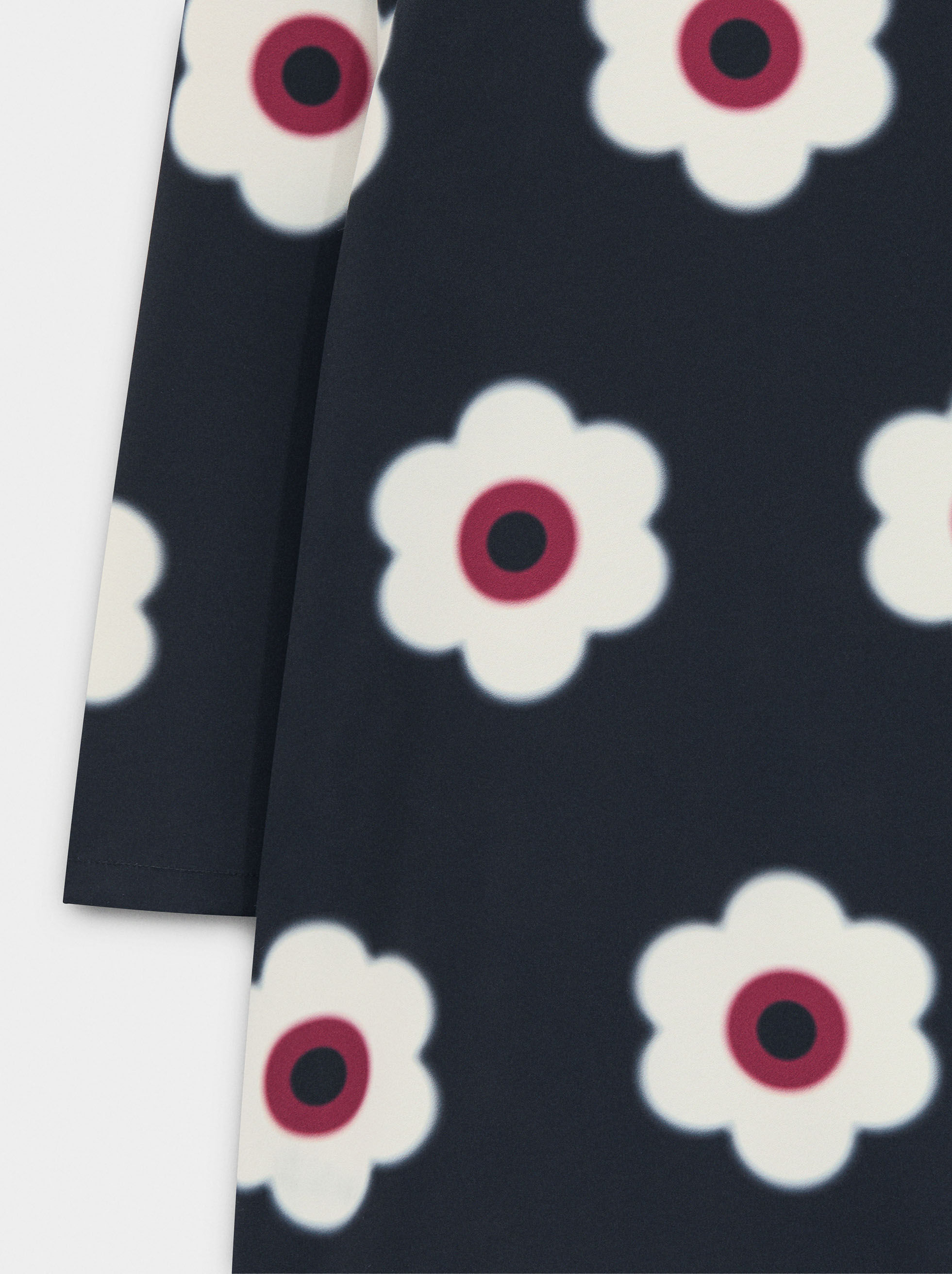 Kort blus med blomstertryck