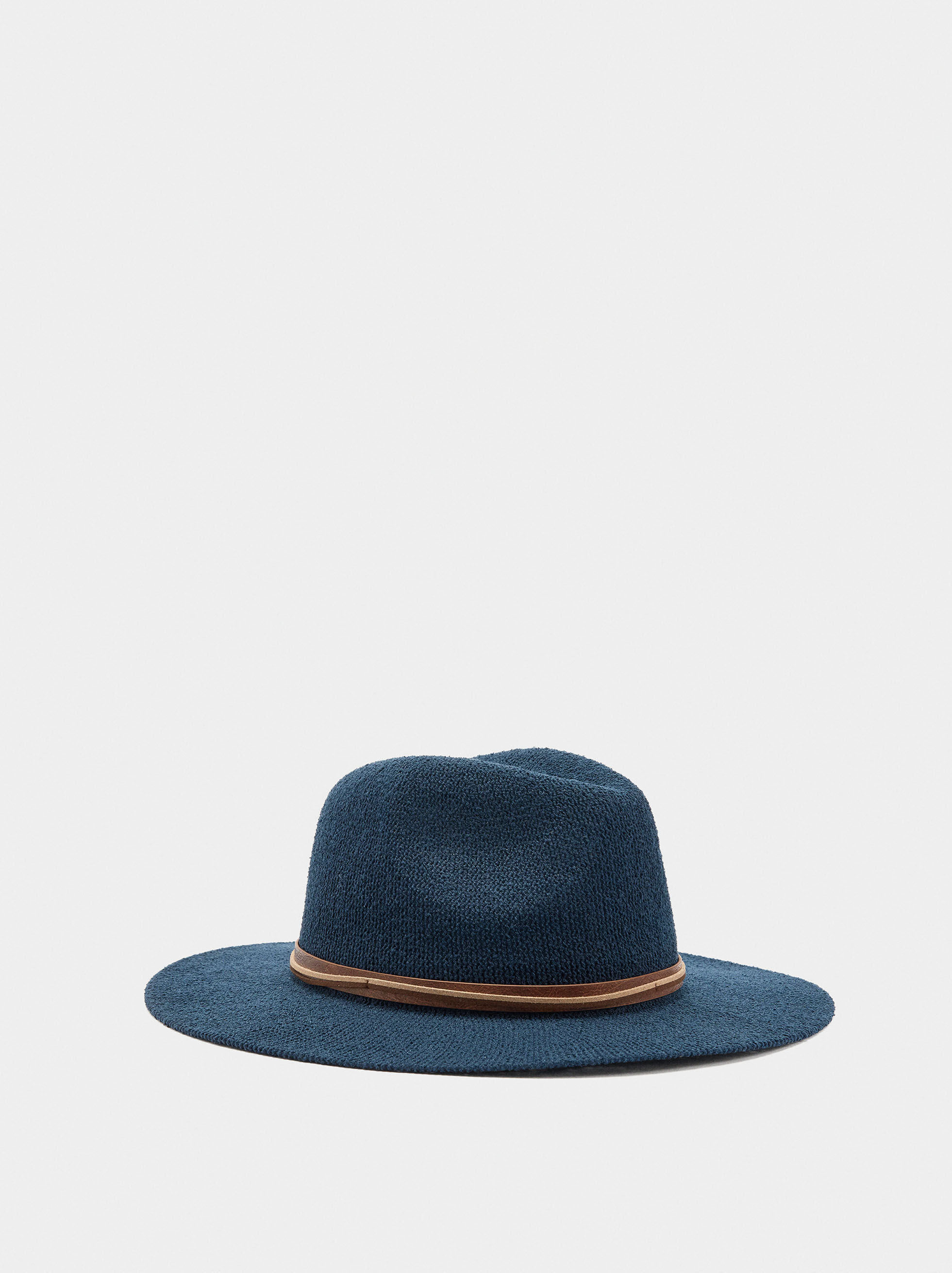 Nätgrönt hatt med remmar i läderlook