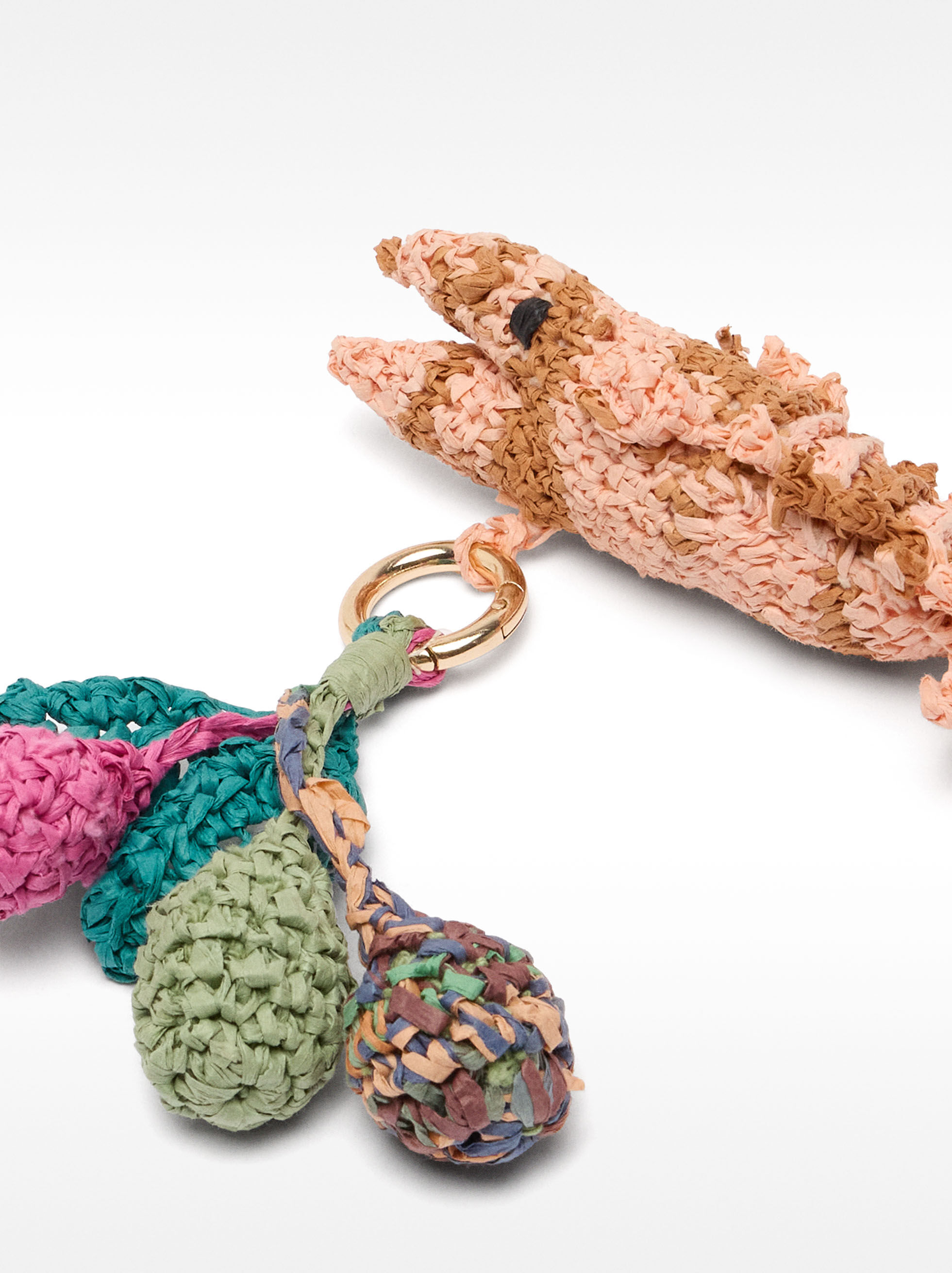 Fiskcharms i raffia med flera färger