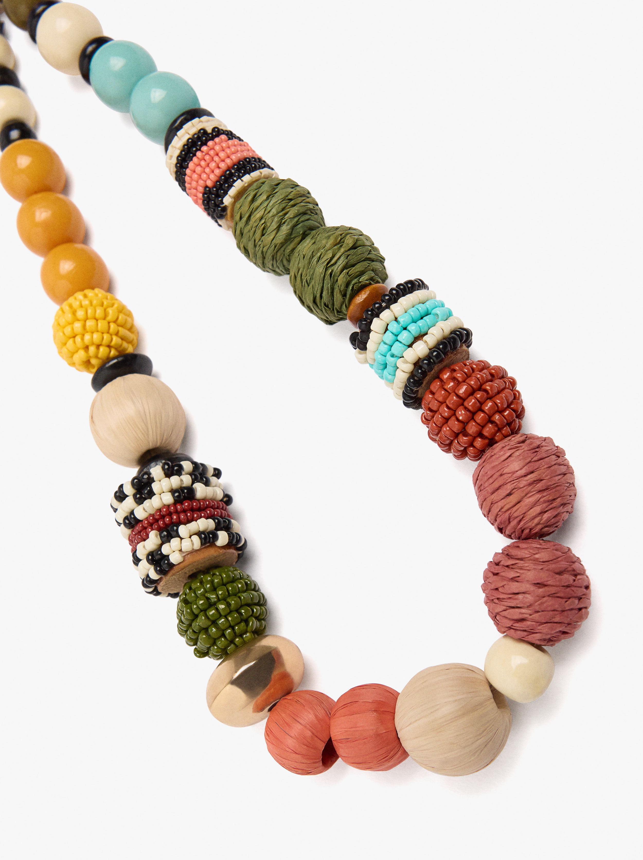 Multifärgad halsband med raffia- och träklotter