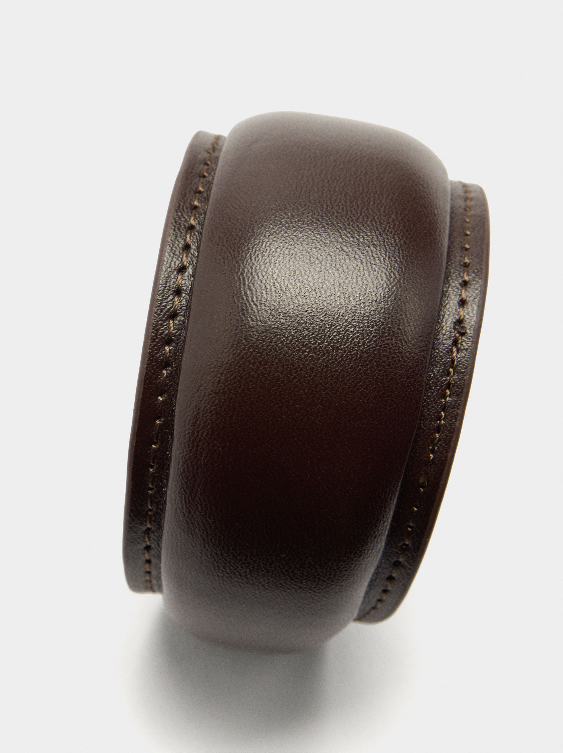 Hård armband med hudliknande yta