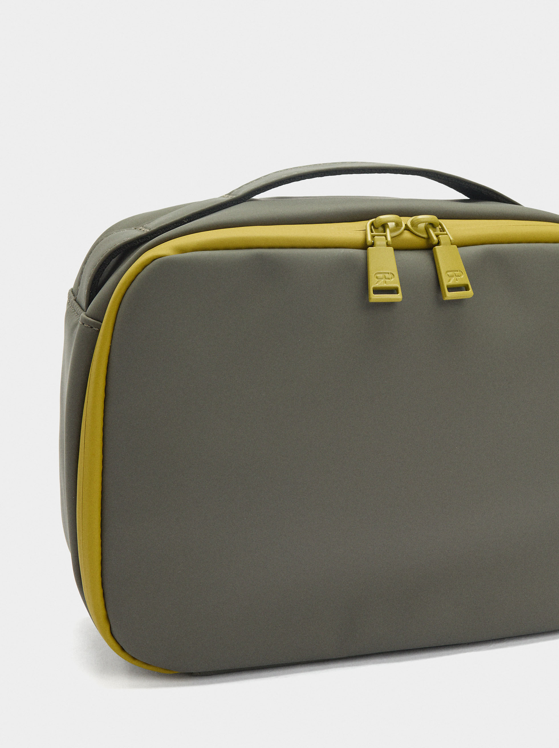 Enkel bag med kontrasterande färg
