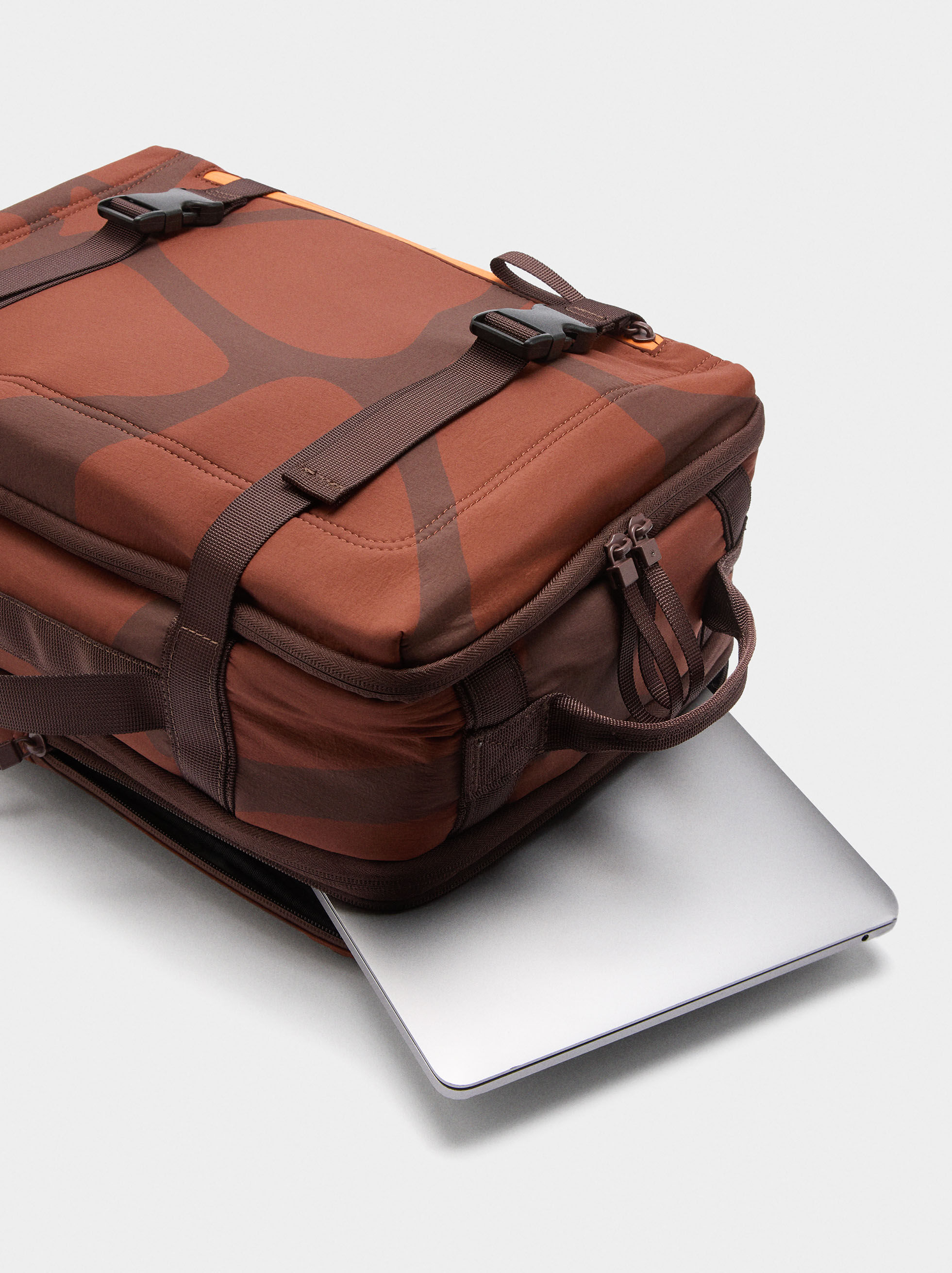 Färdbag av nylon med utdragsfunktion
