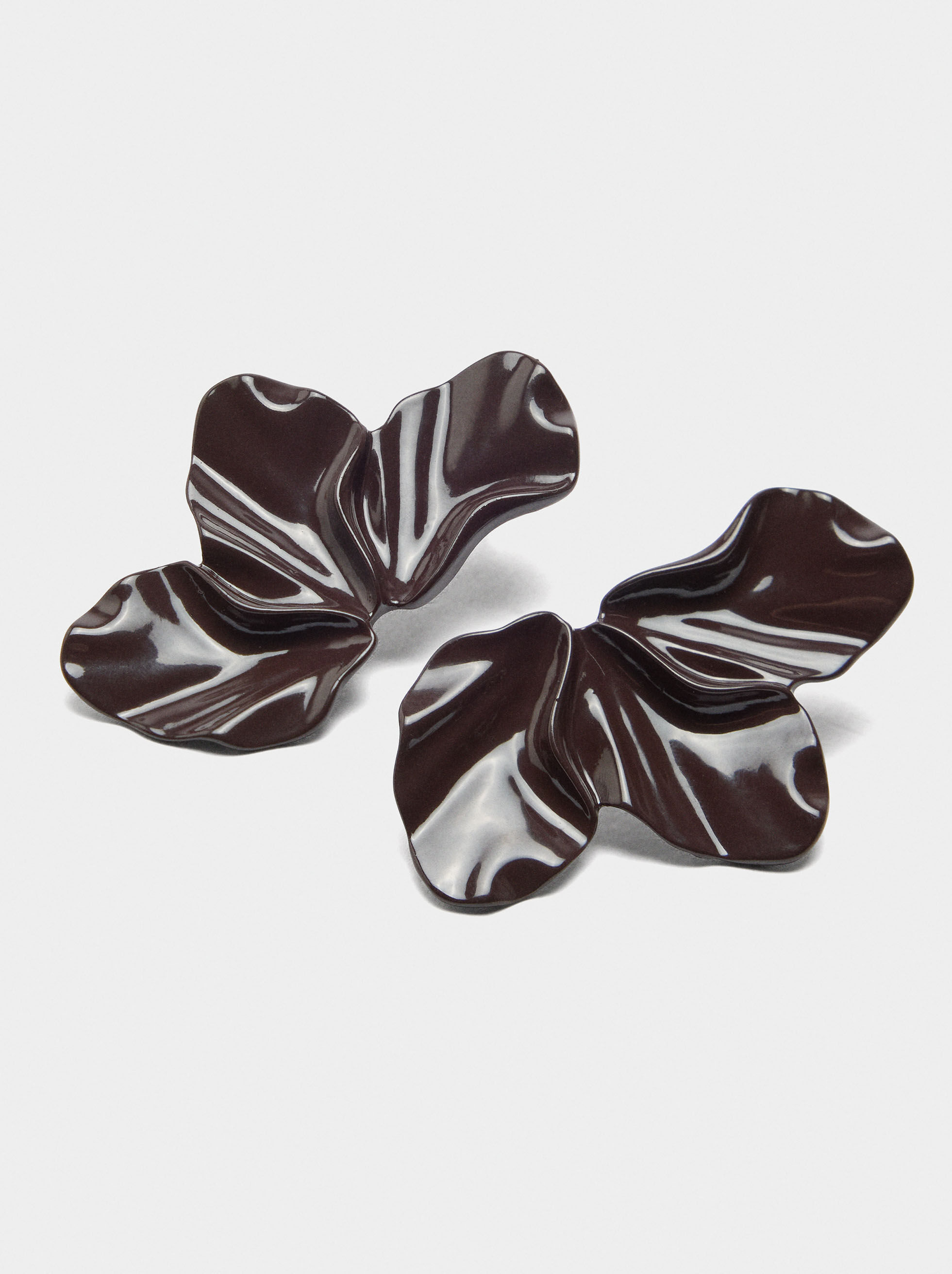 Floral lackerade örhängen med perlor