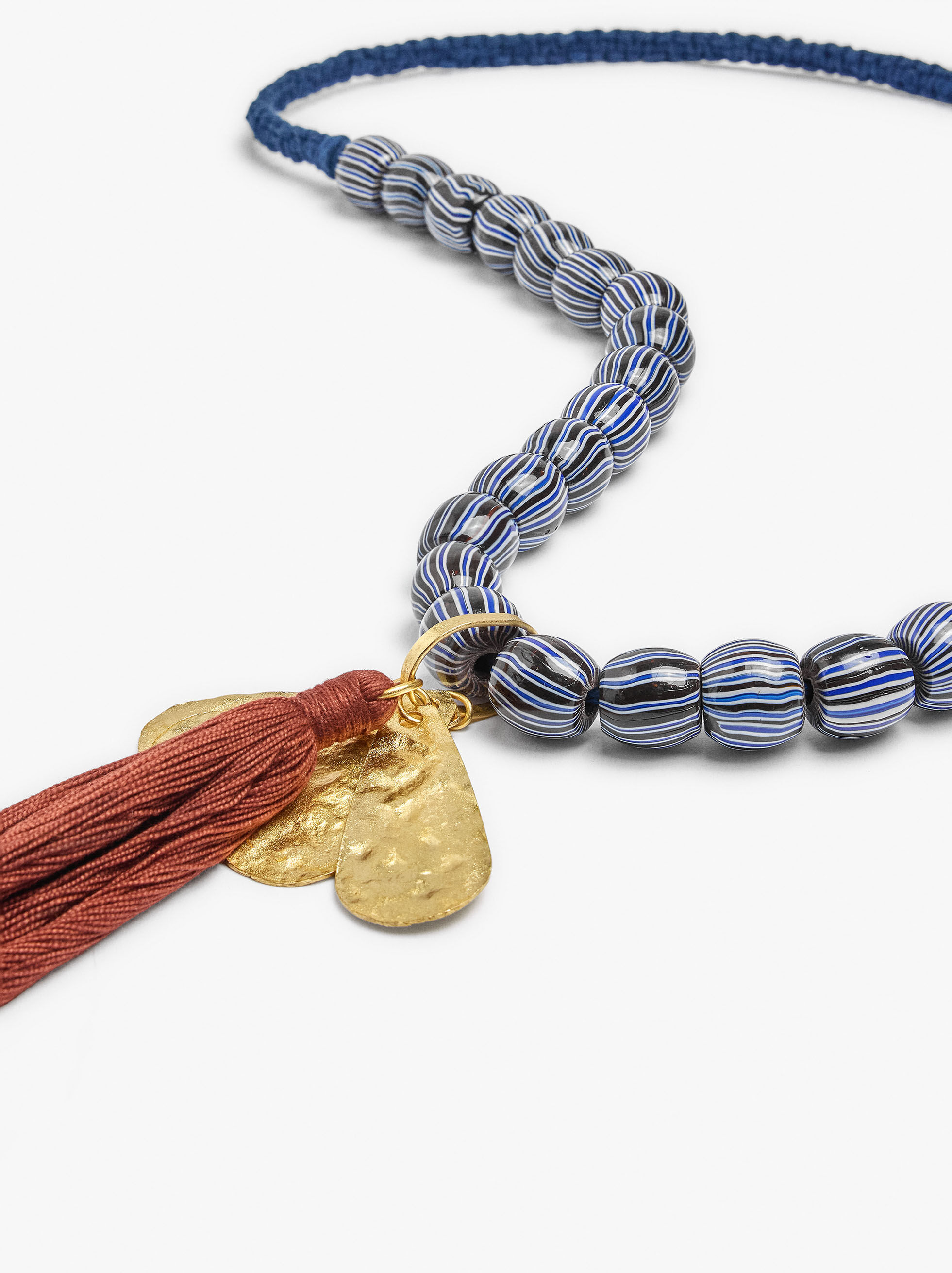 Längre halsband med glasbollar och knäpp