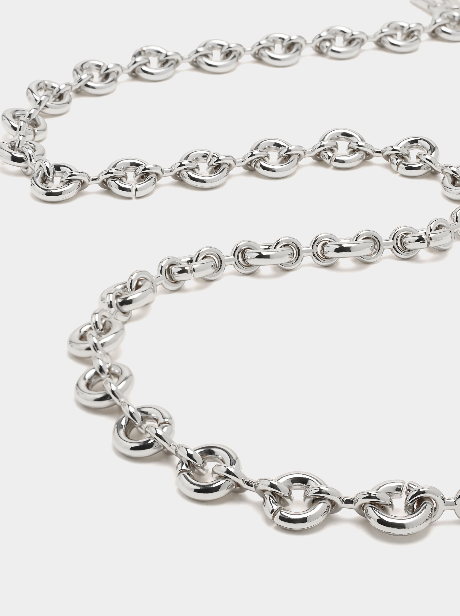 Metallisk bälte med ringar