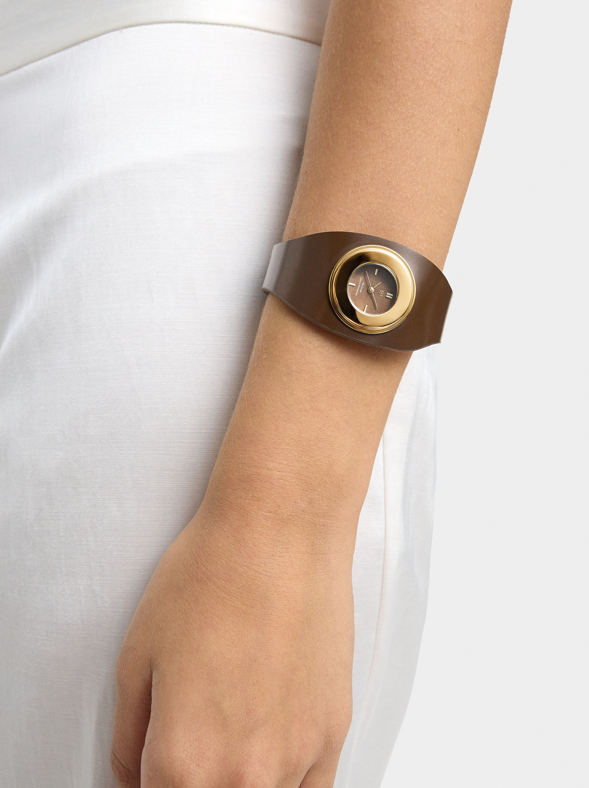 Breve armband med hudeffekt